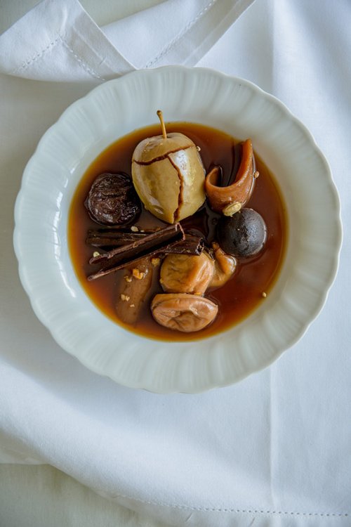 קומפוט משודרג עם לימונים פרסיים, זרעי כוסברה וקינמון | צילום: זהר רון