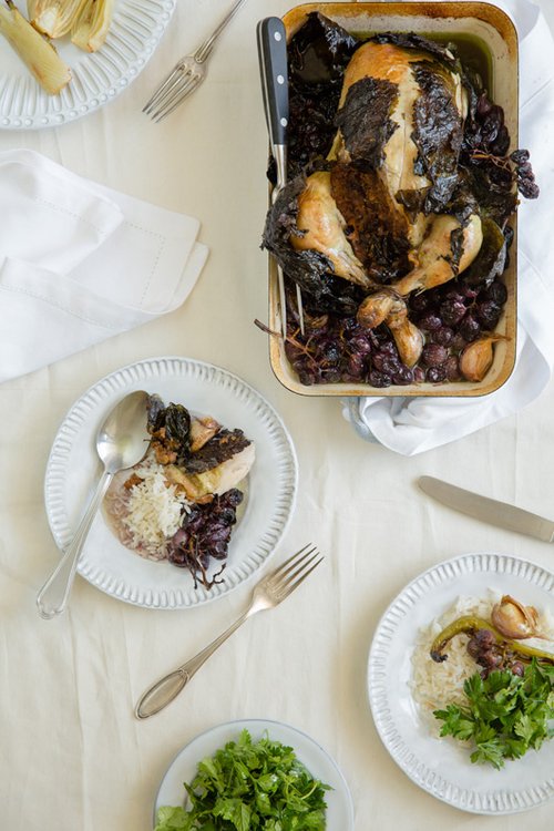 עוף עם עלי גפן וענבים | צילום: זהר רון