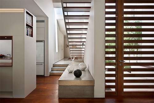 בית בהרצליה. חתך המבנה המדורג וחללי המדרגות יוצרים קשר בין המפלסים השונים בבית. צילום: עודד סמדר