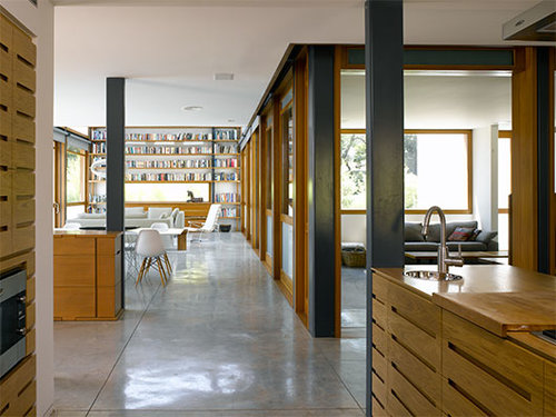 בית בסביון. הבחירות החומריות והשימוש הרב בעץ נובעים מהרצון לחזק את הקשר בין הבית לחורשת האורנים הסמוכה. צילום עמית גירון