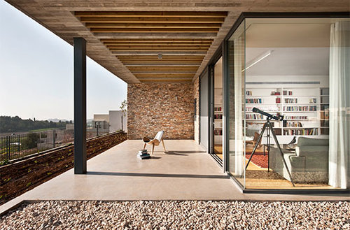 בית ביישוב אדמית. שימור וחיזוק חוויית הנוף הפנורמי במגרש נוצרת באמצעות מעטפת בטון המקיפה את הבית ומייצרת מרפסות המשקיפות אל הנוף. &nbsp;צילום: עמית גירון