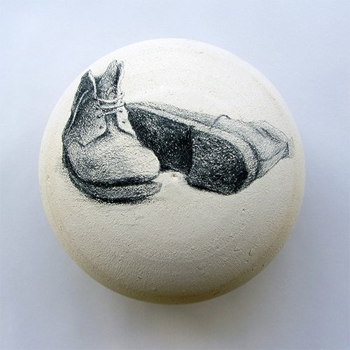 עבודה של המאייר גלעד סופר ואחותו, הקרמיקאית גלית סופר-מזרחי, מתוך התערוכה "יותר שחור מעגול" – שיתוף פעולה בין אמני קרמיקה למאיירים, שהוצגה&nbsp;בבית בנימיני