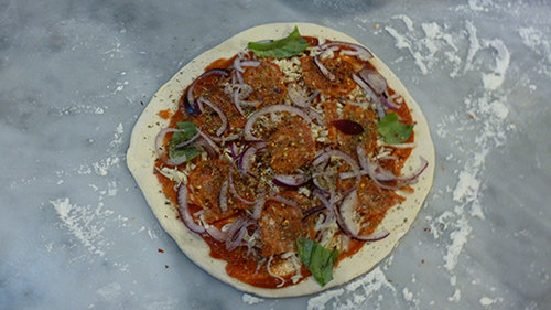 פיצה אישית לפני הכניסה לתנור. צילום: סיגלית בר