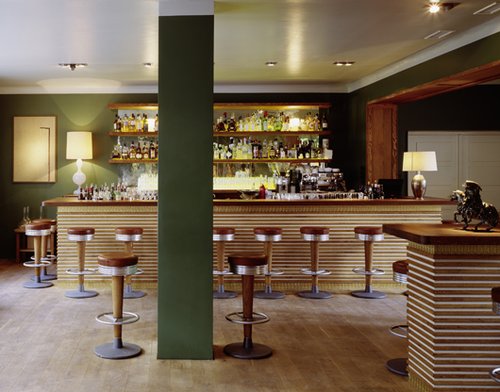 מסעדת היוקרה פולי זאל בר הנמצאת בקומת הקרקע של בית הספר היהודי לבנות. צילום: Michael Fuchs Galerie