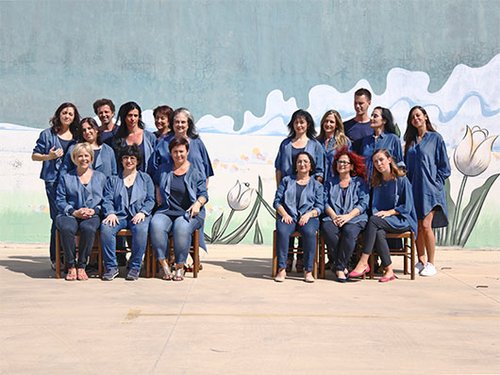 הצוות של הגר אלמביק לובש אלמביקה | צילום: נועה יפה | ניהול קריאייטיב: טל קליינבורט | איפור: מרים גרוסברד, נלה סטרונגין | שיער: ענבל לובלין