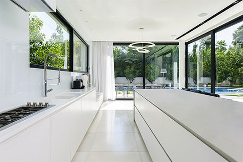 שימוש בפלדלת אלחלד במטבח מעניק אופי מקצועי. בית בסביון | צילום: מושי גיטליס