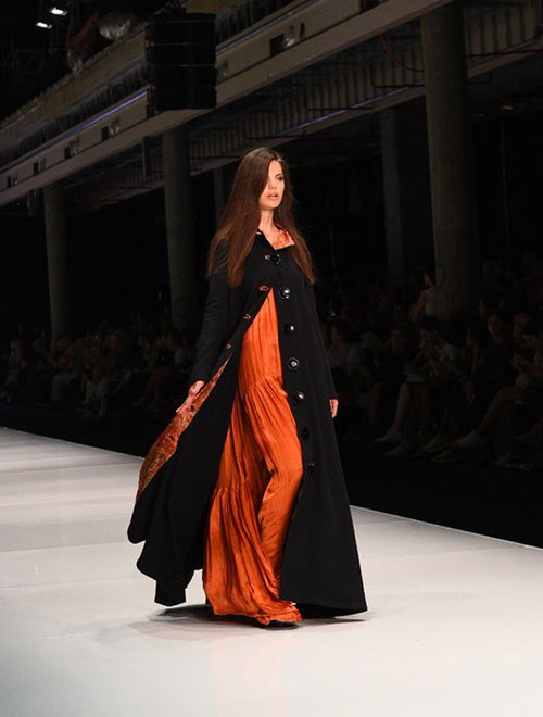 מתוך תצוגת אלמביקה, שבוע האופנה גינדי תל אביב 2015 | צילום: שי פרנקו