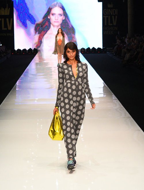 מתוך תצוגת אלמביקה, שבוע האופנה גינדי תל אביב 2015 | צילום: שי פרנקו