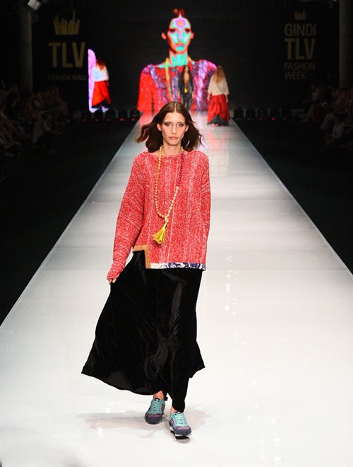 מתוך תצוגת אלמביקה, שבוע האופנה גינדי תל אביב 2015 | צילום: שי פרנקו