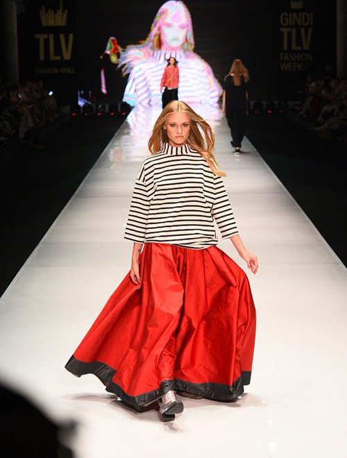 מתוך תצוגת אלמביקה, שבוע האופנה גינדי תל אביב 2015 | צילום: שי פרנקו