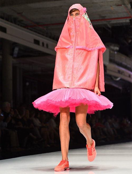 מתוך תצוגת האופנה של שנקר, שבוע האופנה גינדי תל אביב 2015 | צילום: שי פרנקו