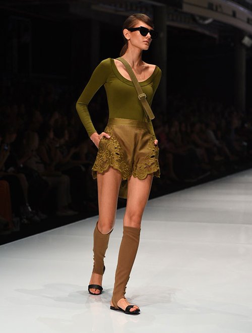 מתוך תצוגת סאמפל, שבוע האופנה גינדי תל אביב 2015 | צילום: שי פרנקו