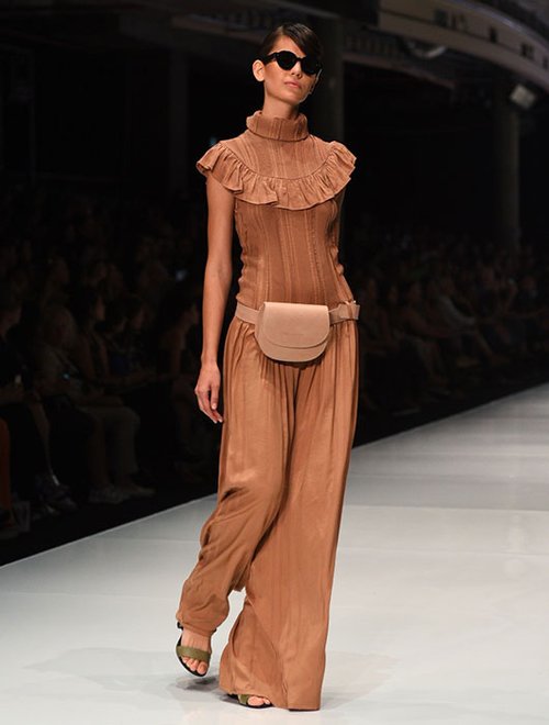 מתוך תצוגת סאמפל, שבוע האופנה גינדי תל אביב 2015 | צילום: שי פרנקו