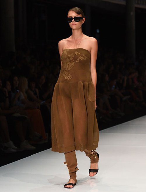 מתוך תצוגת סאמפל, שבוע האופנה גינדי תל אביב 2015 | צילום: שי פרנקו