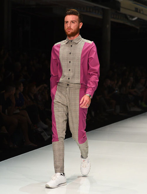 מתוך תצוגת האופנה נובוריש דוג של מעוז דהאן, שבוע האופנה גינדי תל אביב 2015 | צילום: שי פרנקו