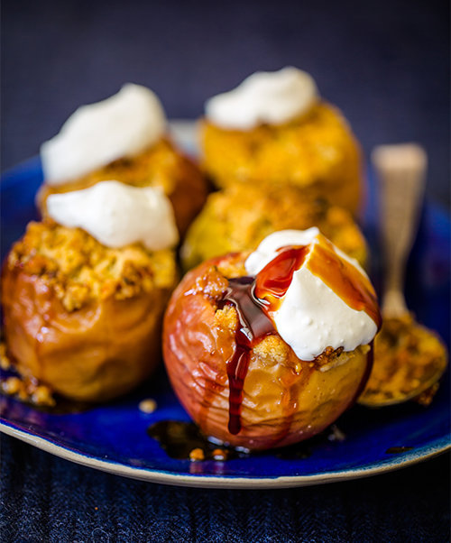 תפוחים ממולאים בקרמל מלוח עם קרמבל פריך של פיסטוקים והל | צילום: זהר רון | סטיילינג: עמית פרבר