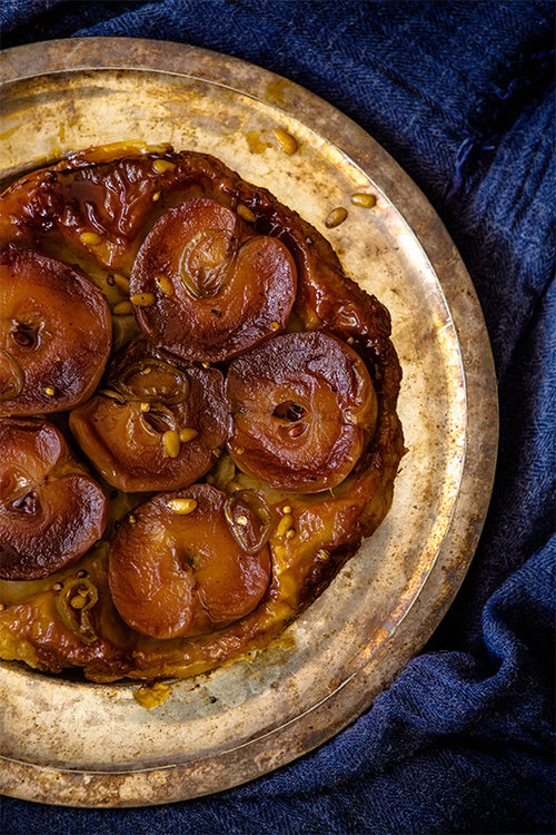 טארט טאטן עם תפוחים מקורמלים, צנוברים וזרעי כוסברה | צילום: זהר רון | סטיילינג: עמית פרבר