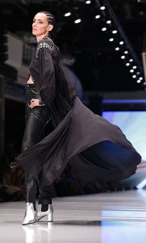 מתוך תצוגת האופנה של דודו בר אור, שבוע האופנה גינדי תל אביב 2015 | צילום: שיר חסין