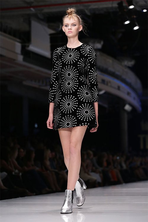 מתוך תצוגת האופנה של דודו בר אור, שבוע האופנה גינדי תל אביב 2015 | צילום: שיר חסין