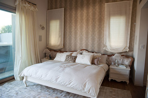 טפט מאוייר, ריהוט מסוגנן והרבה טקסטיל בחדר השינה | צילום: גלעד רדט