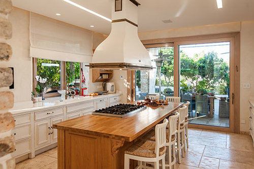 אי מרכזי מעץ אלון במטבח הבית | צילום: גלעד רדט