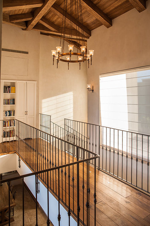 גשר צף במעבר בין החדרים בקומה השנייה | צילום: גלעד רדט