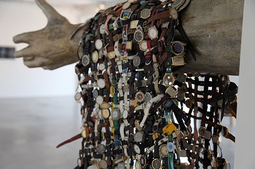 רפרם חדד, "השטיח של אבא שלי", 2013, כ־2,000 שעוני יד, 2.0x1.2 מטרים, מתוך תערוכת בוגרי תוכנית האמנים לשנת 2013 של ארטפורט, תל אביב, צילום באדיבות האמן וארטפורט