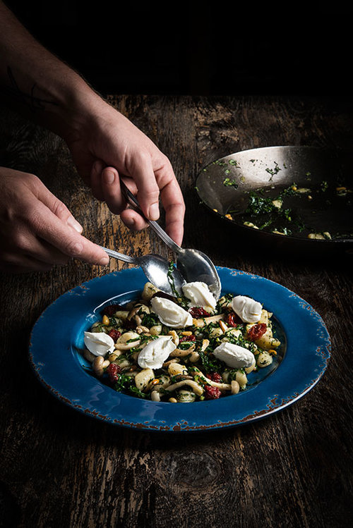 ניוקי קייל, פטריות שימג׳י ומסקרפונה | צילום: בן יוסטר | סטיילינג: דלית רוסו