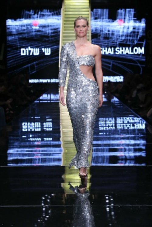בר רפאלי לובשת שי שלום בתצוגת הפתיחה של שבוע האופנה | צילום: אבי ולדמן בר רפאלי לובשת שי שלום בתצוגת הפתיחה של שבוע האופנה | צילום: אבי ולדמן