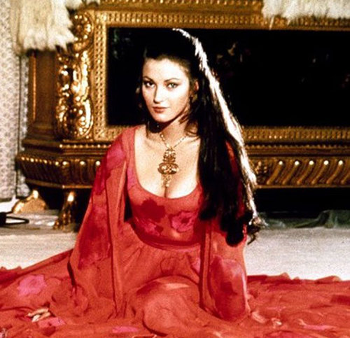 ג'יין סימור בתור סוליטייר, מתוך "חיה ותן למות" (1973)