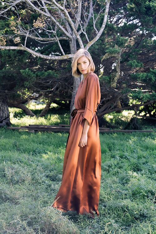 " על האי גיליתי מהר מאוד שהחינוך הרוסי שלי, שלא להלבין בן אדם ברבים, לא רלוונטי". ג'ני צ'רוואני | צילום: אלה אוזן | שמלה: רימה רומנו