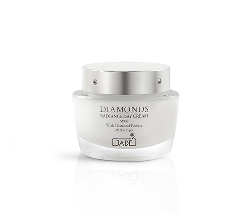 קרם יום Diamonds Radiance מועשר באבקת אבן היהלום מסייע במיצוק העור. ג'ייד 282.50 ש"ח ברשתות הפארם | צילום: יוסי סליס