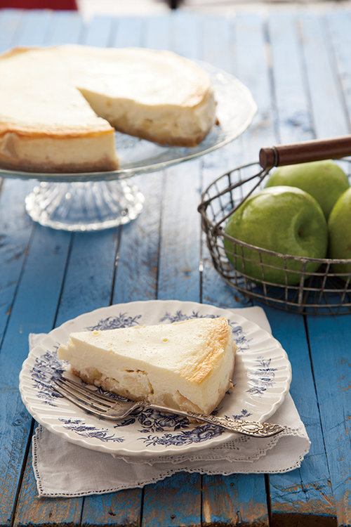 עוגת מסקרפונה ותפוחים | צילום: דן לב | סטיילינג: אוריה גבע