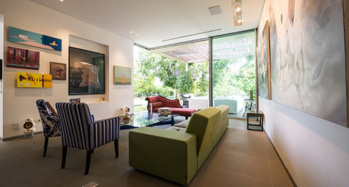 קיר הסלון משובץ אמנות. במרכז צילום של אוהד מטלון (30 אלף ש״ח), משמאל שלוש עבודות של רן ברלב (6,000 ש״ח לעבודה) | צילום: איתי סיקולסקימשמאל: ספת פולדר של הלה יונגריוס | צילום: איתי סיקולסקי