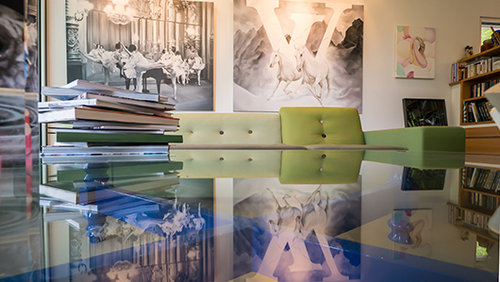 שולחן הסלון שעוצב על ידי רחלי שרפשטיין, מאחור מימין: עבודה של אלין אלג'ם | צילום: איתי סיקולסקי