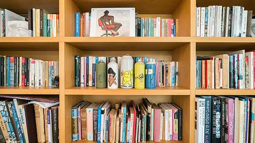 על הספרייה: סדרת הקופסונים של עדי סנד (500־700 ש״ח ליחידה) ומעליה ציור של זויה צ'רקסקי | צילום: איתי סיקולסקי