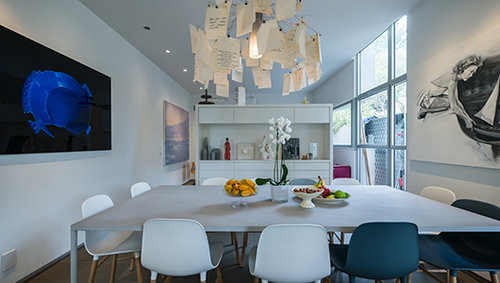 פינת האוכל המשפחתית ומעליה המנורה האיקונית של אינגו מאורר | צילום: איתי סיקולסקי