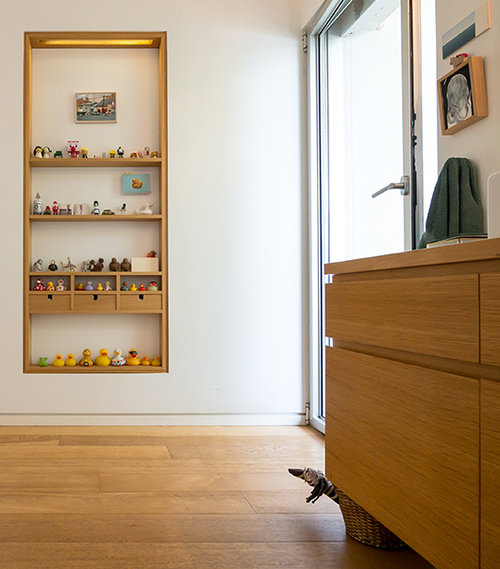 פינה הומוריסטית ביחידת ההורים ובה אוסף מיניאטורות וברווזונים | צילום: איתי סיקולסקי