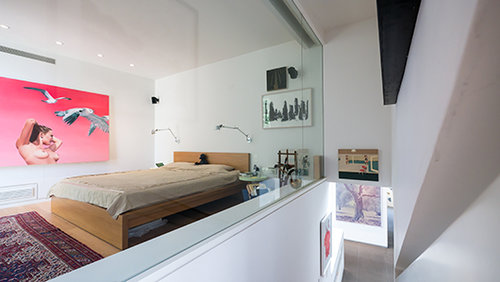 מבט לחדר השינה דרך קיר זכוכית. משמאל, עבודה של אלין אלג'םֿ, מימין, רישום של גבי קליין | צילום: איתי סיקולסקי