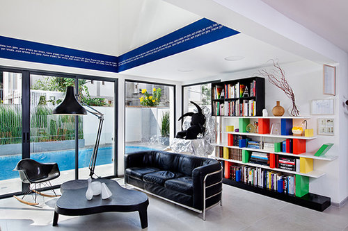 ספרייה צבעונית במהדורה מוגבלת בעיצוב המעצב האיטלקי אטורה סוטאס מחדירה הומור וצבע לפינת הסלון השחורה | צילום: בועז לביא