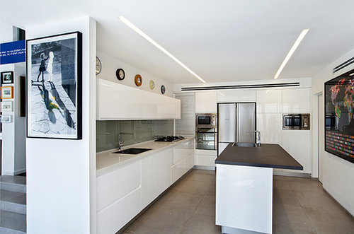 מטבח בעיצוב נקי ופונקציונלי בגוני אפור, שחור ולבן משמש כאי של שקט ויזואלי בבית | צילום: בועז לביא