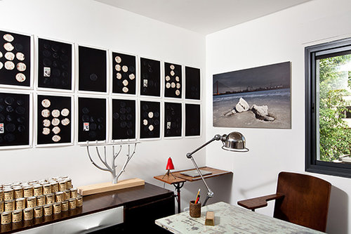 עבודה של האמנית הישראלית המובילה, סיגלית לנדאו, וסדרת תצלומים של האמן הישראלי ג'וזף דדון במשרדו של כהן | צילום: בועז לביא