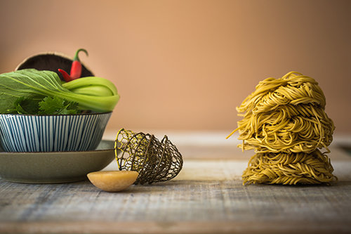 בארץ מוכרים אטריות ראמן יבשות או טריות בוואקום באיכות סבירה לגמרי | צילום: זוהר רון | סטיילינג: עמית פרבר