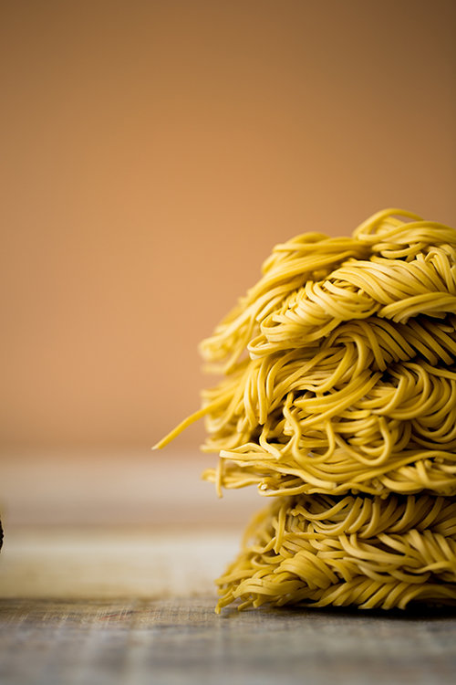 האוכל התאילנדי שולח את מרק העוף הפולני לשבת לבד בחושך | צילום: זוהר רון | סטיילינג: עמית פרבר