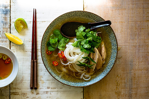 פו ויטנאמי עם טריות אורז | צילום: זוהר רון | סטיילינג: עמית פרבר
