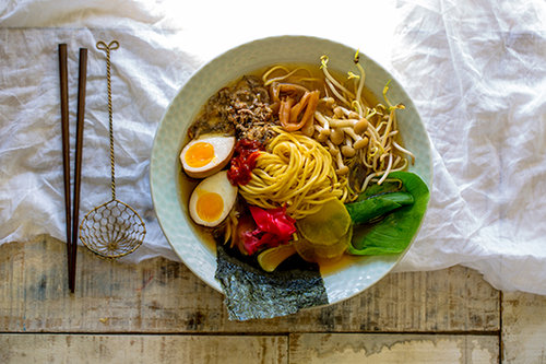 ראמן, הכוכב הרותח בשמי המרק | צילום: זוהר רון | סטיילינג: עמית פרבר