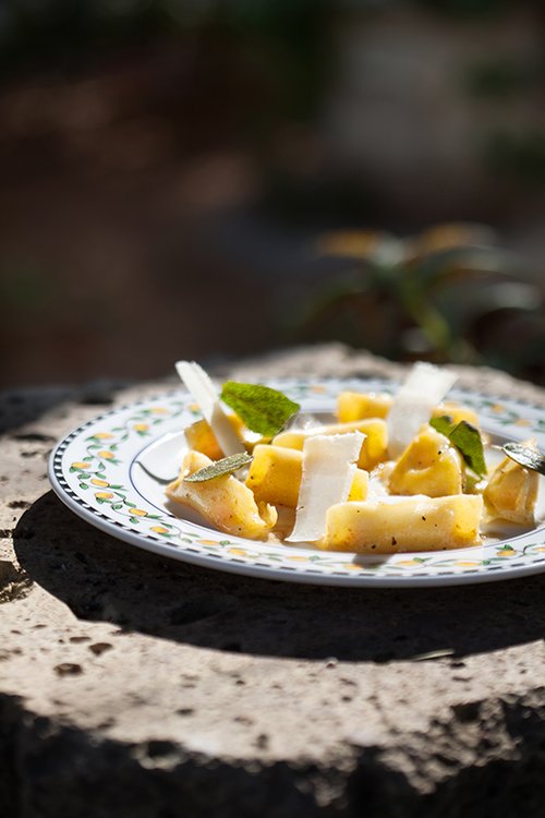 אניולוטי דלורית וריקוטה בחמאה אגוזית | צילום: בן יוסטר | שף: יוגב ירוס