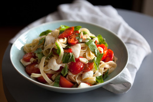 פסטה קפרזה חמה | צילום: דניאל לילה | סטיילינג: עמית פרבר