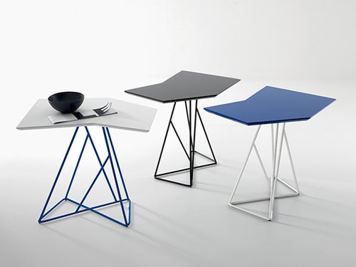 שולחן צד בעיצוב ארטר וקיטון | צילום : יח"צ