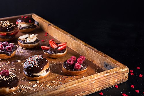 סופגניית בריוש במילוי גנאש שוקולד ופירות טריים | צילום: שרית גופן | סטיילינג: ענת לבל